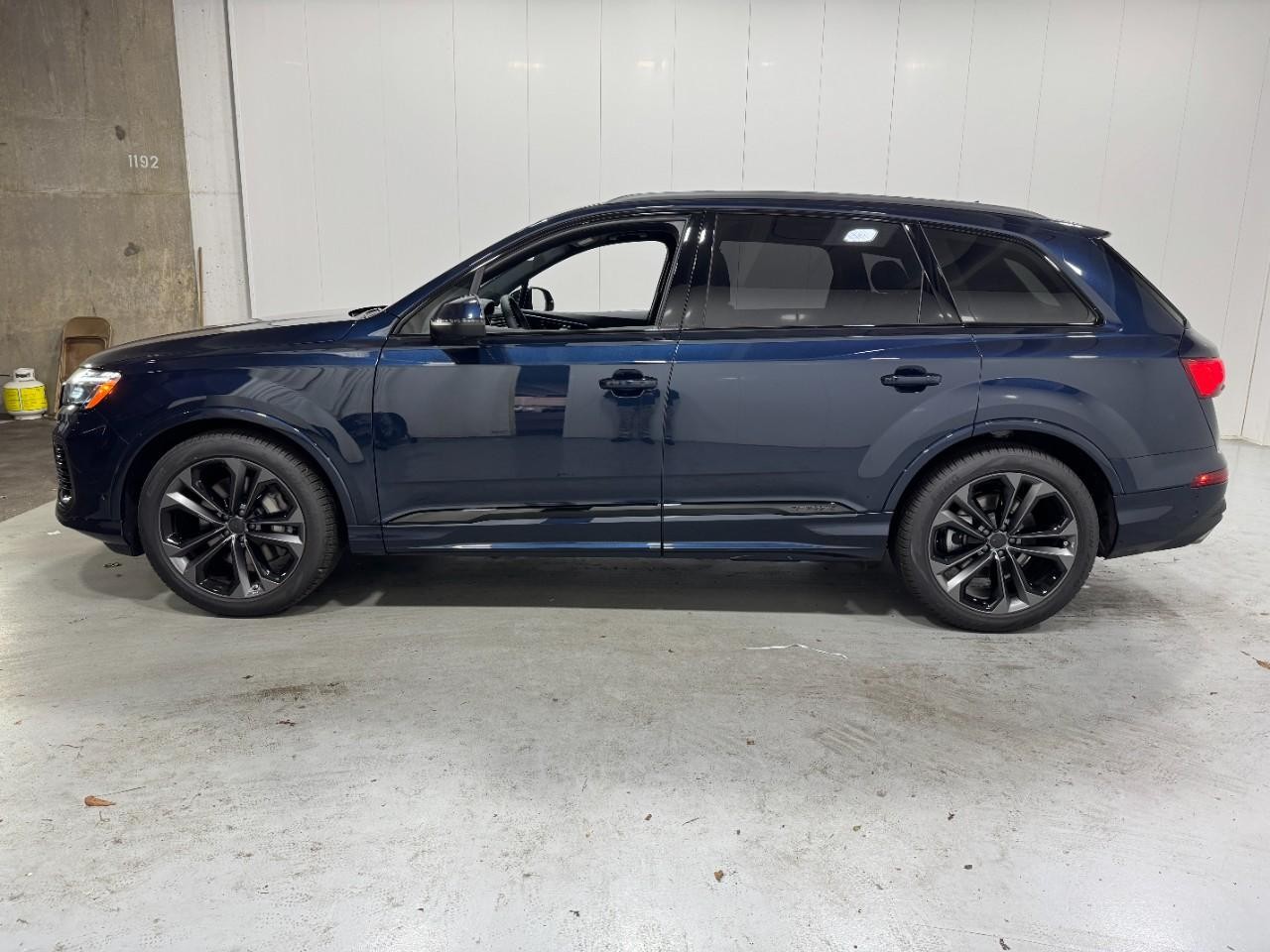 Audi Q7 Vehicle Full-screen Gallery Image 2