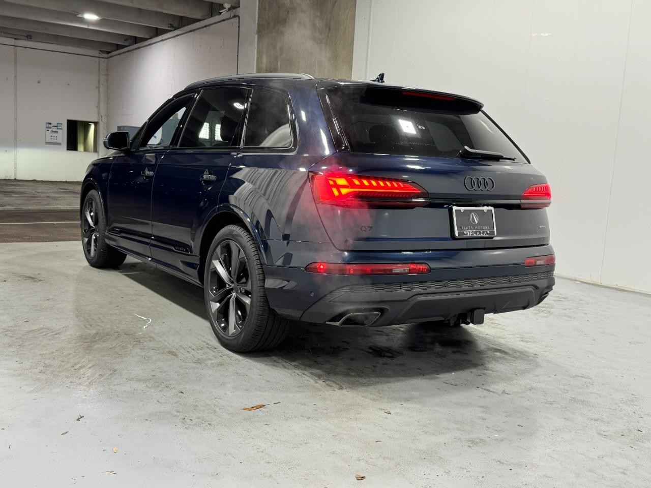 Audi Q7 Vehicle Full-screen Gallery Image 3