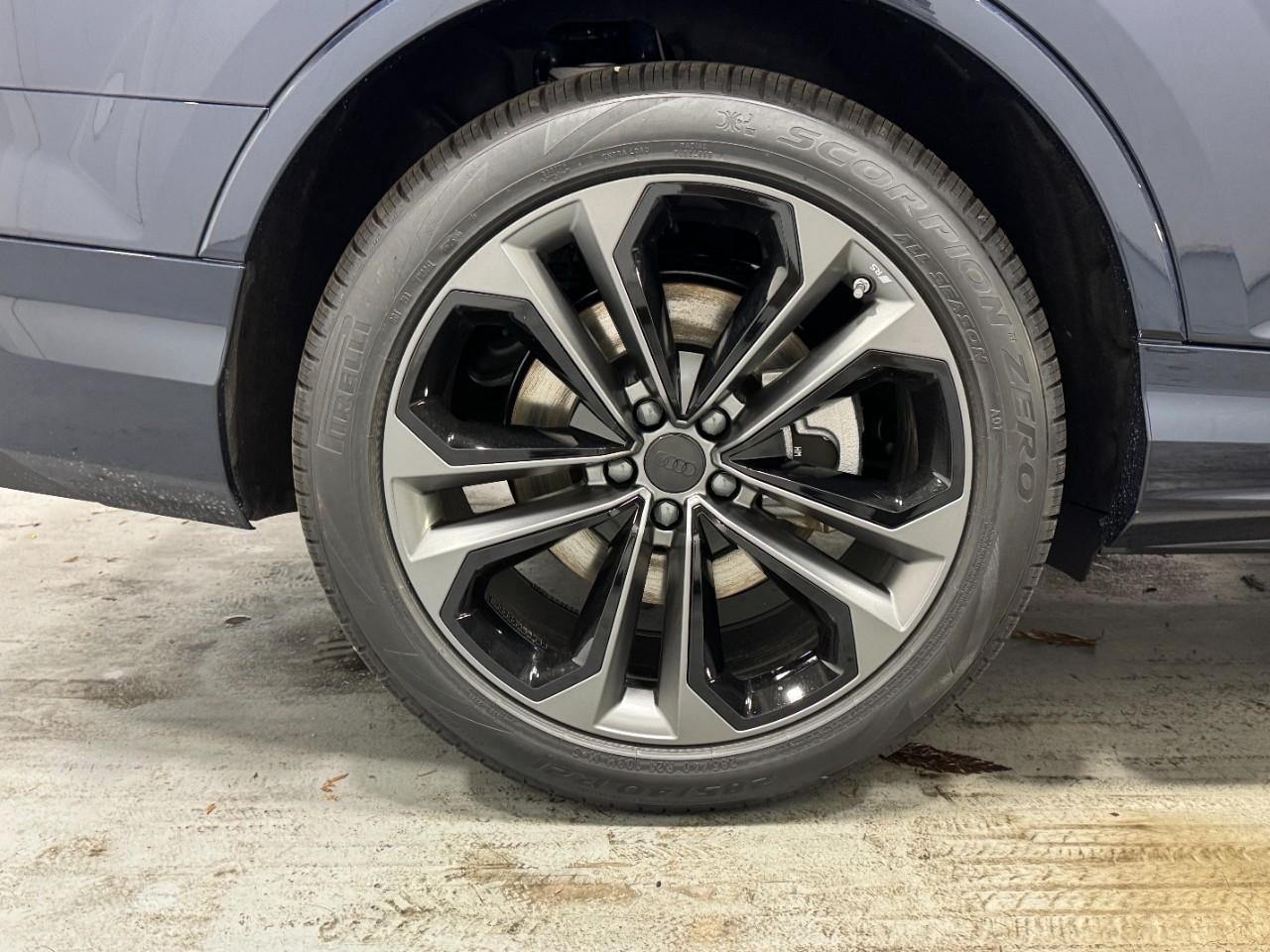 Audi Q7 Vehicle Full-screen Gallery Image 5