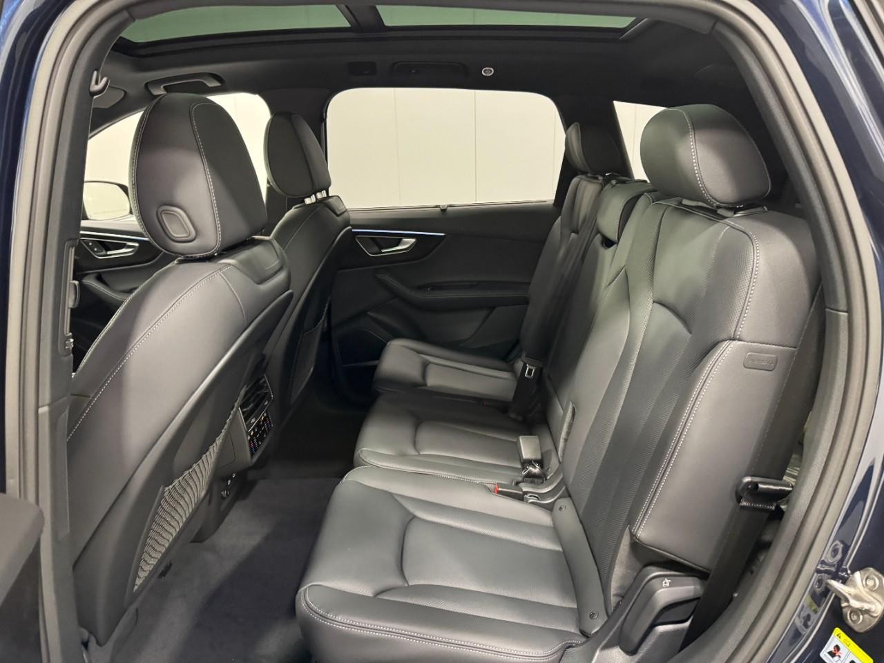 Audi Q7 Vehicle Full-screen Gallery Image 8