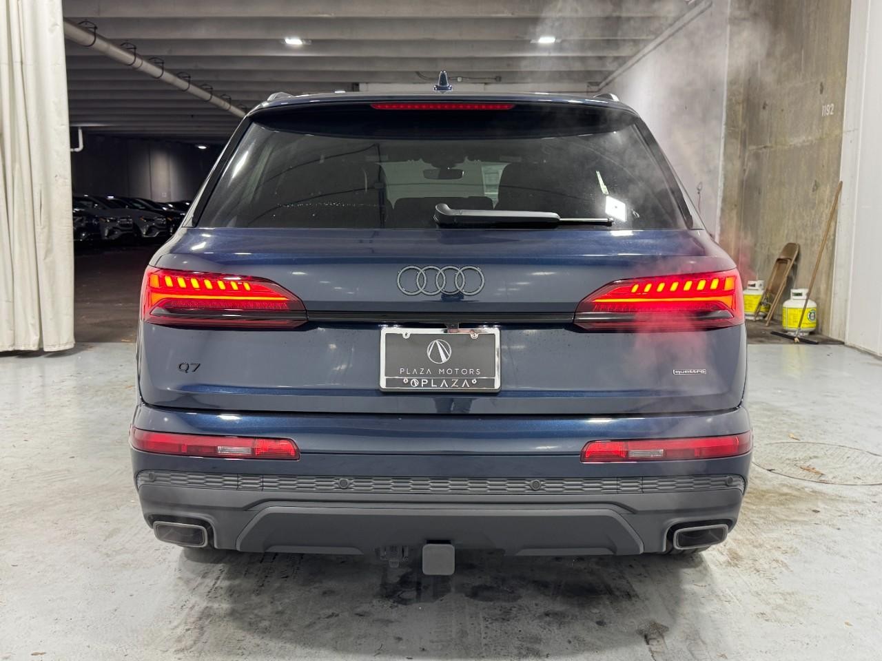 Audi Q7 Vehicle Full-screen Gallery Image 9