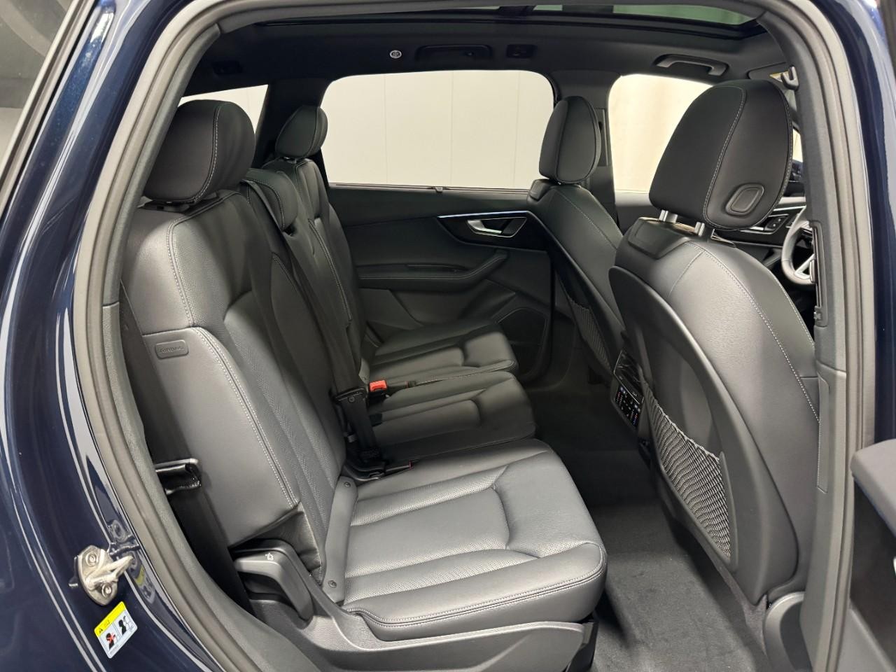 Audi Q7 Vehicle Full-screen Gallery Image 10