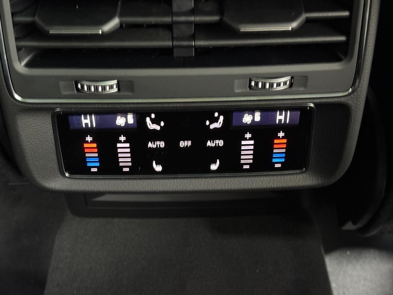 Audi Q7 Vehicle Full-screen Gallery Image 11