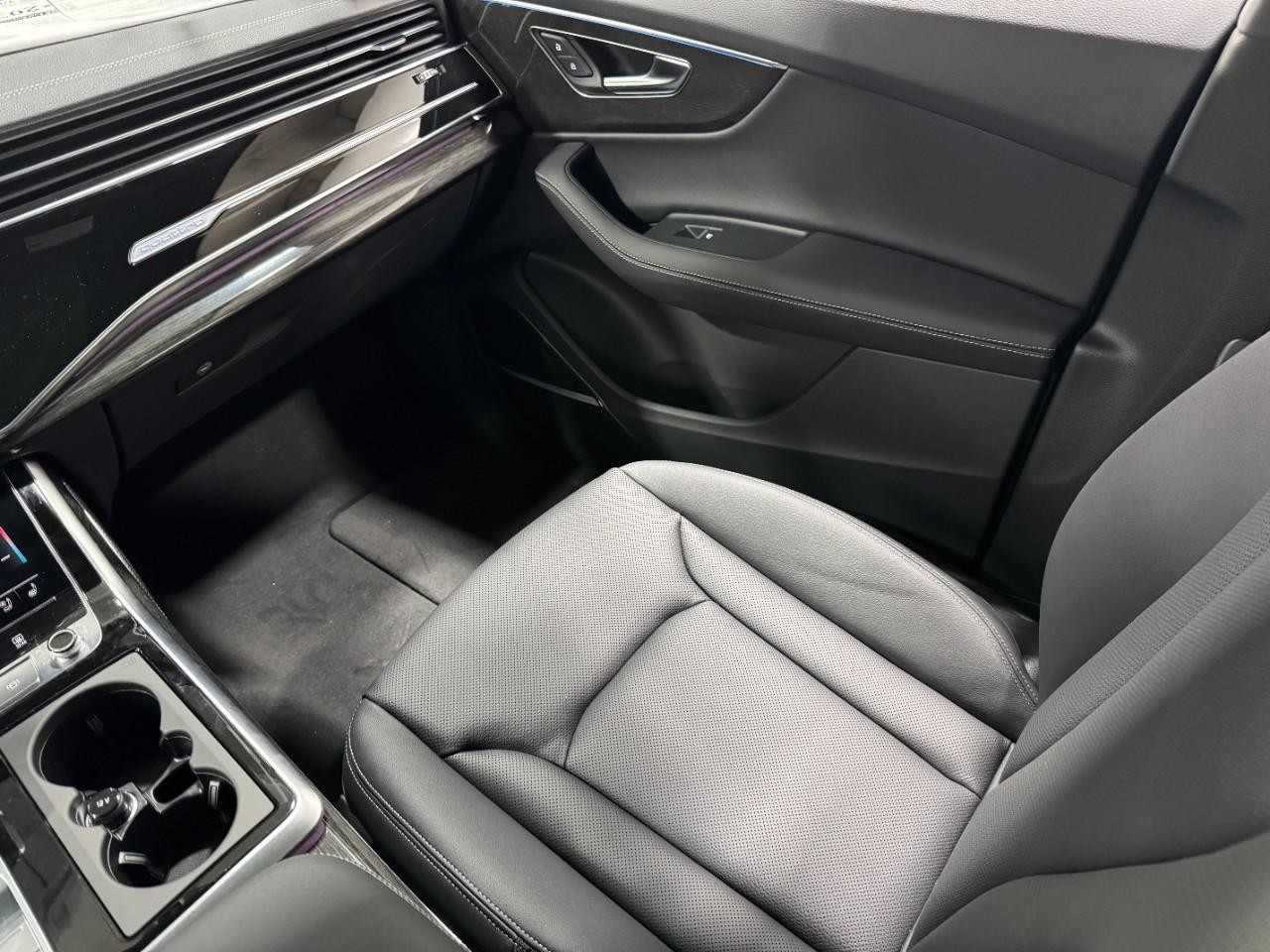 Audi Q7 Vehicle Full-screen Gallery Image 18