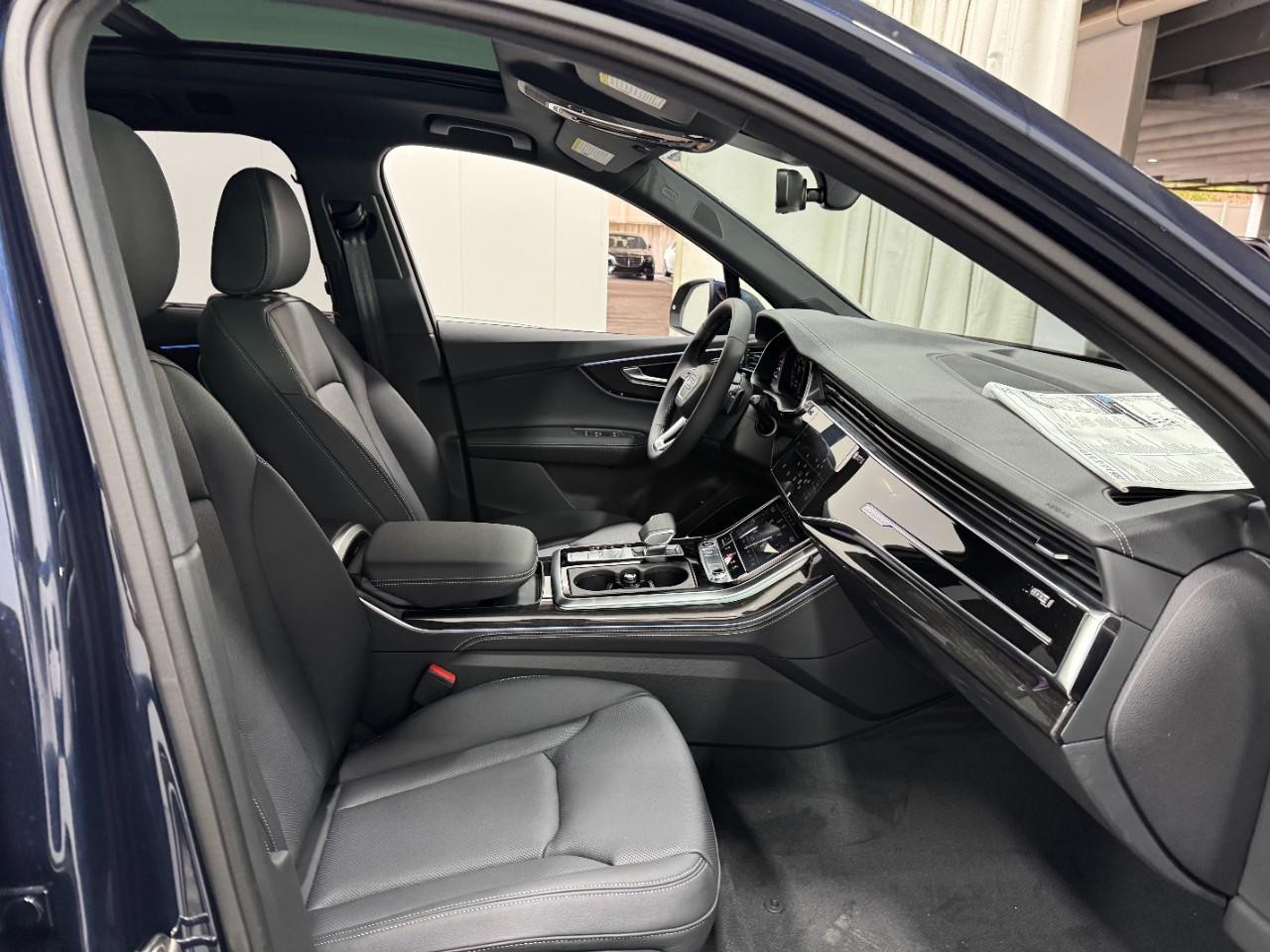 Audi Q7 Vehicle Full-screen Gallery Image 19