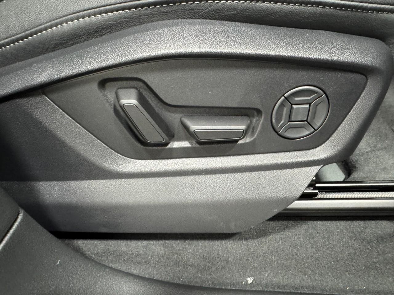 Audi Q7 Vehicle Full-screen Gallery Image 21