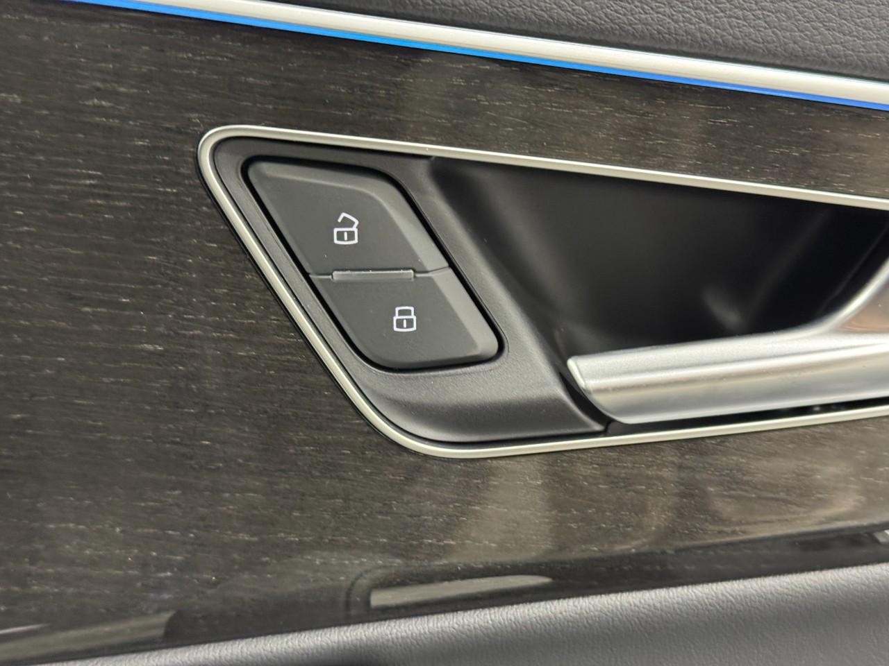 Audi Q7 Vehicle Full-screen Gallery Image 22