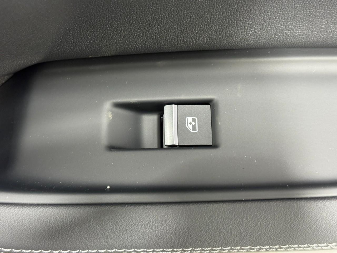 Audi Q7 Vehicle Full-screen Gallery Image 23