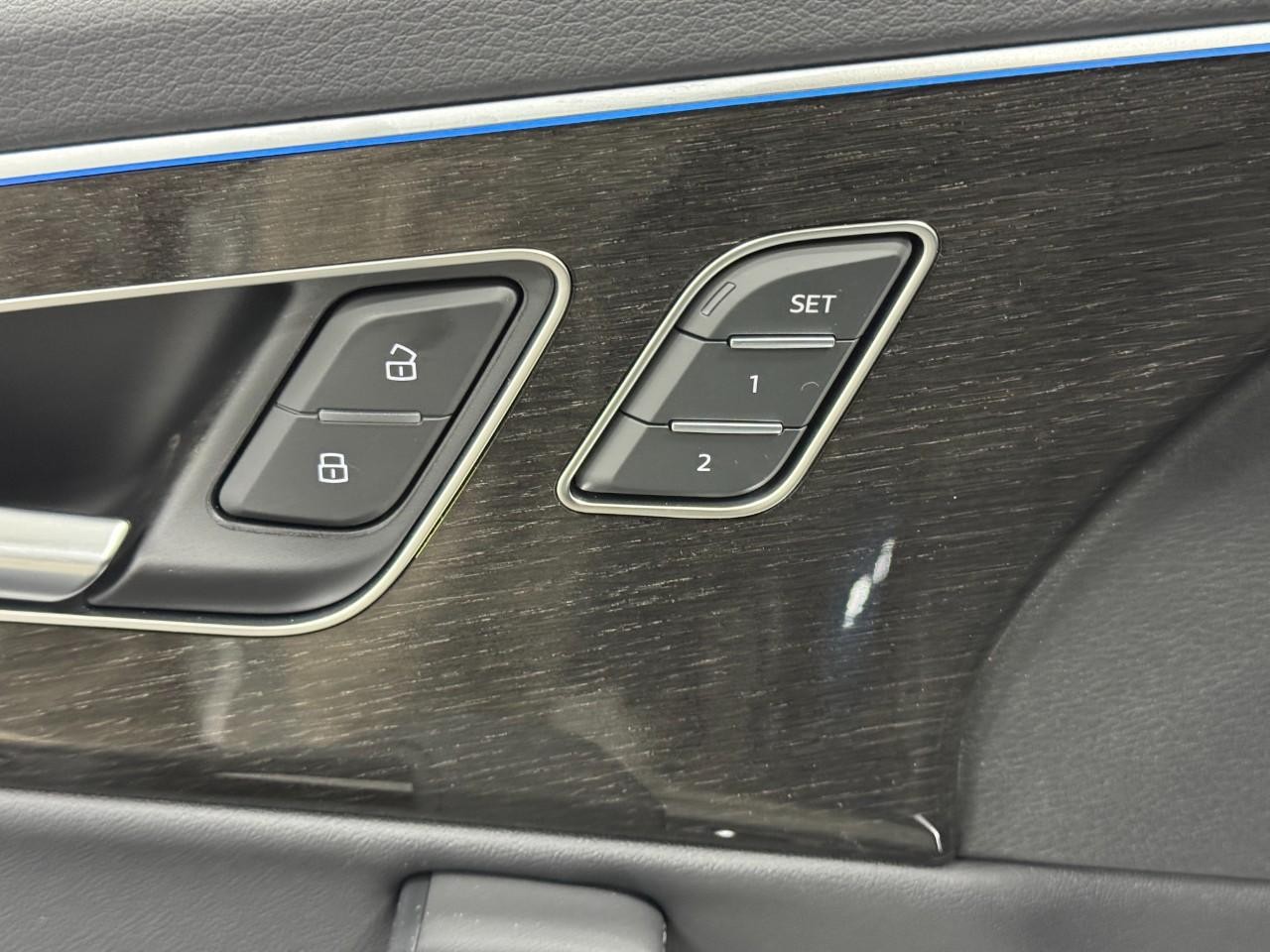 Audi Q7 Vehicle Full-screen Gallery Image 24