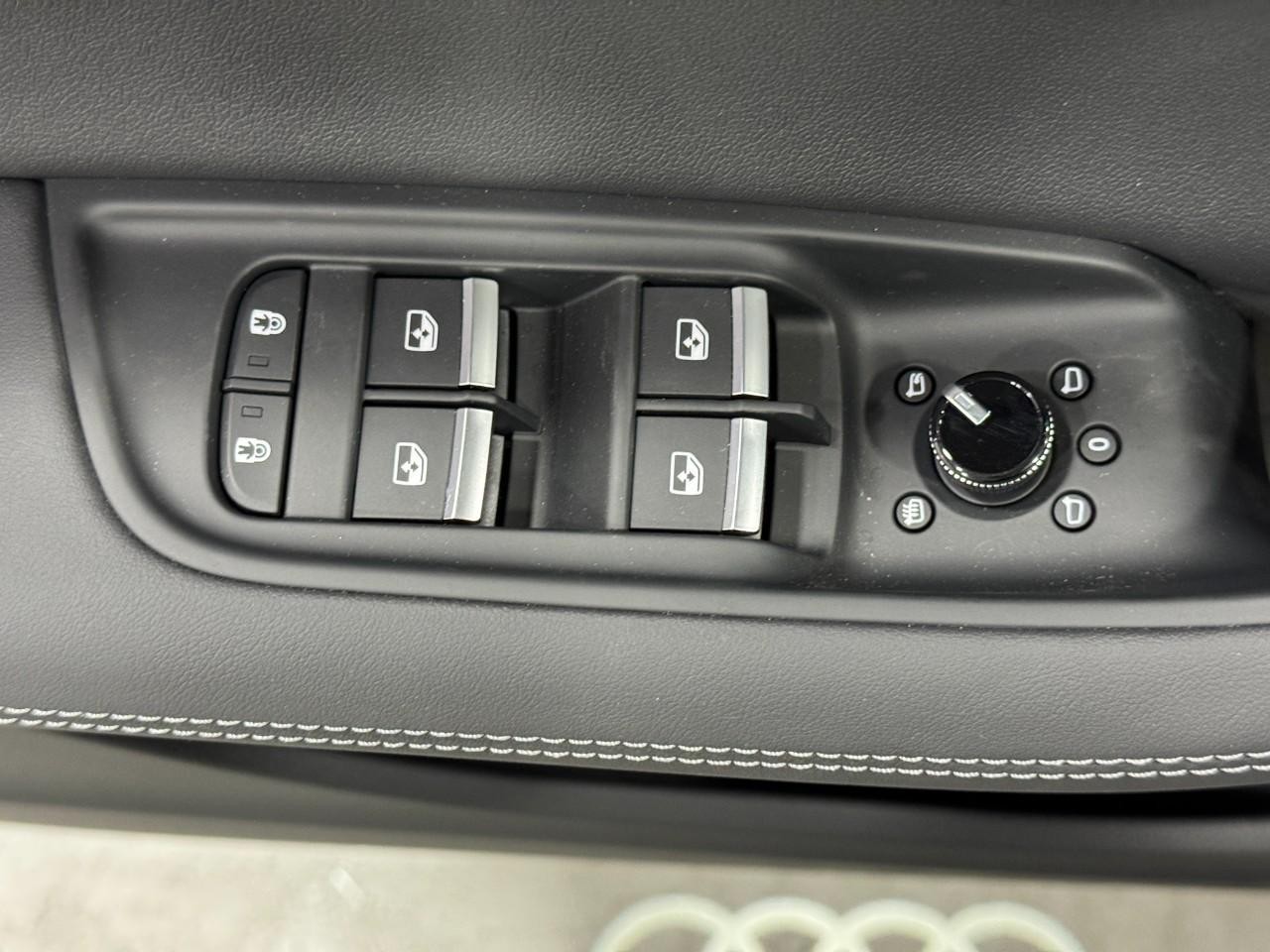 Audi Q7 Vehicle Full-screen Gallery Image 25