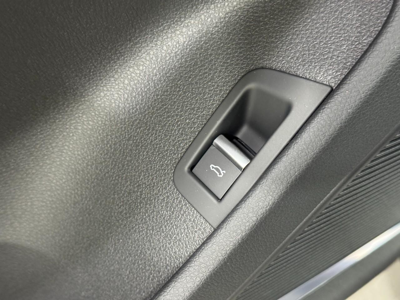 Audi Q7 Vehicle Full-screen Gallery Image 26