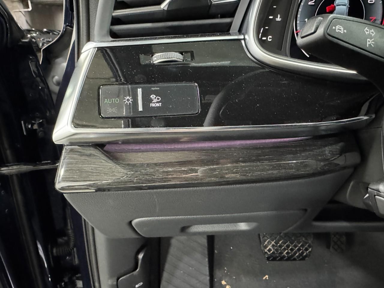 Audi Q7 Vehicle Full-screen Gallery Image 31