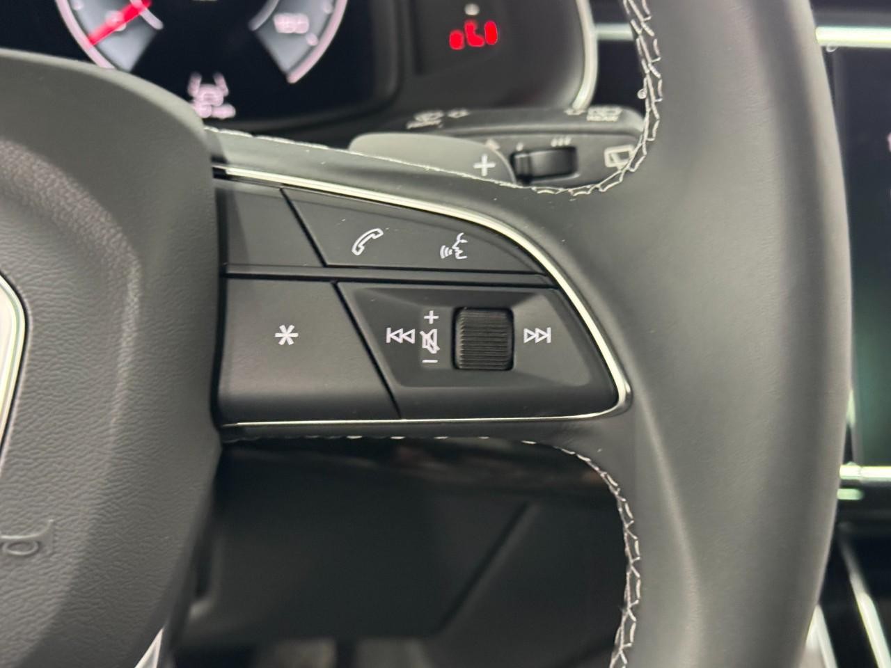 Audi Q7 Vehicle Full-screen Gallery Image 34