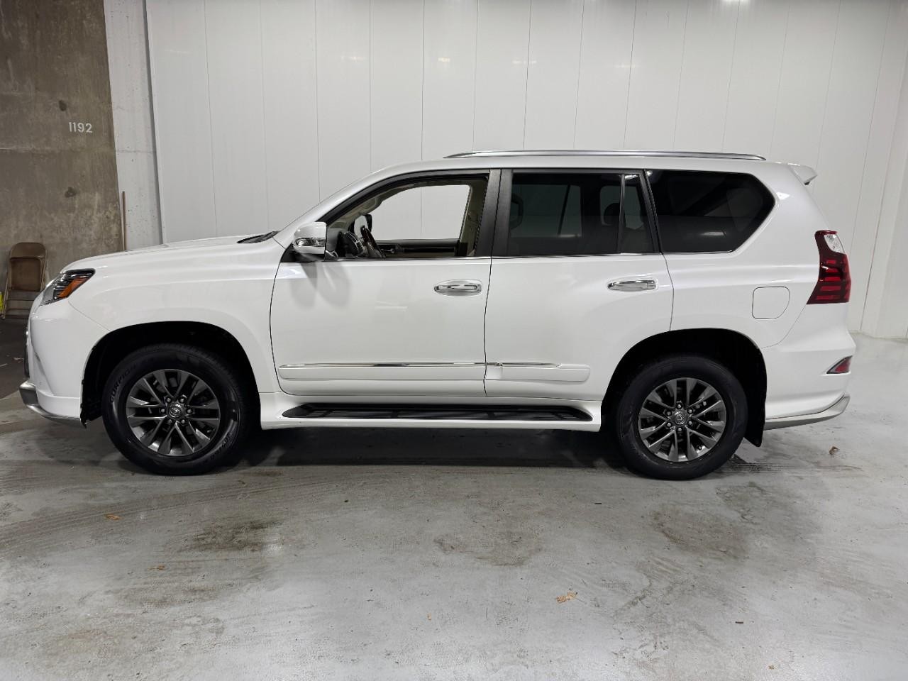 Lexus GX Vehicle Full-screen Gallery Image 2