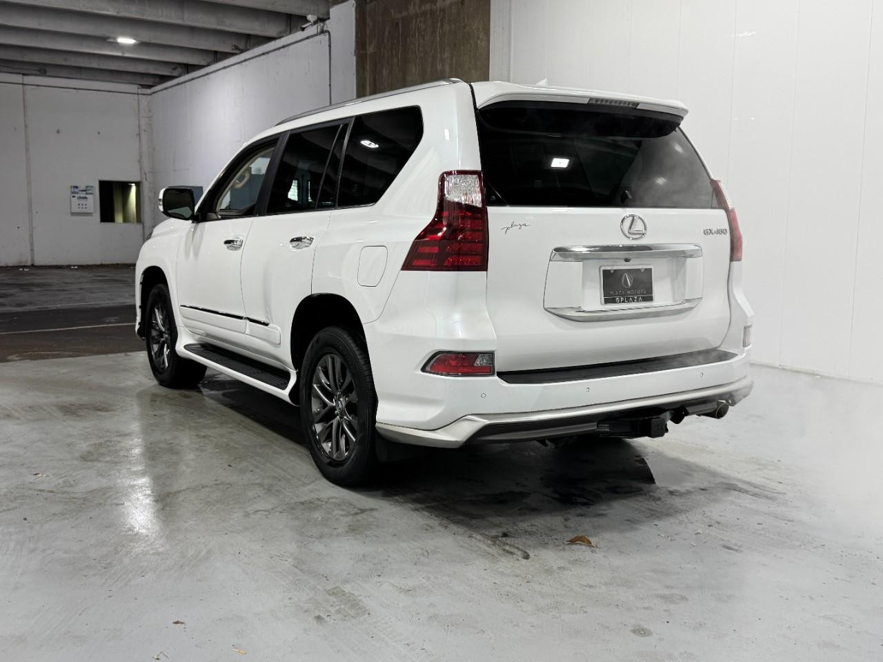 Lexus GX Vehicle Full-screen Gallery Image 3