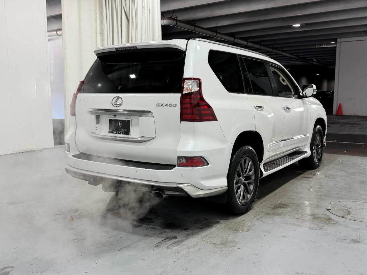 Lexus GX Vehicle Full-screen Gallery Image 4