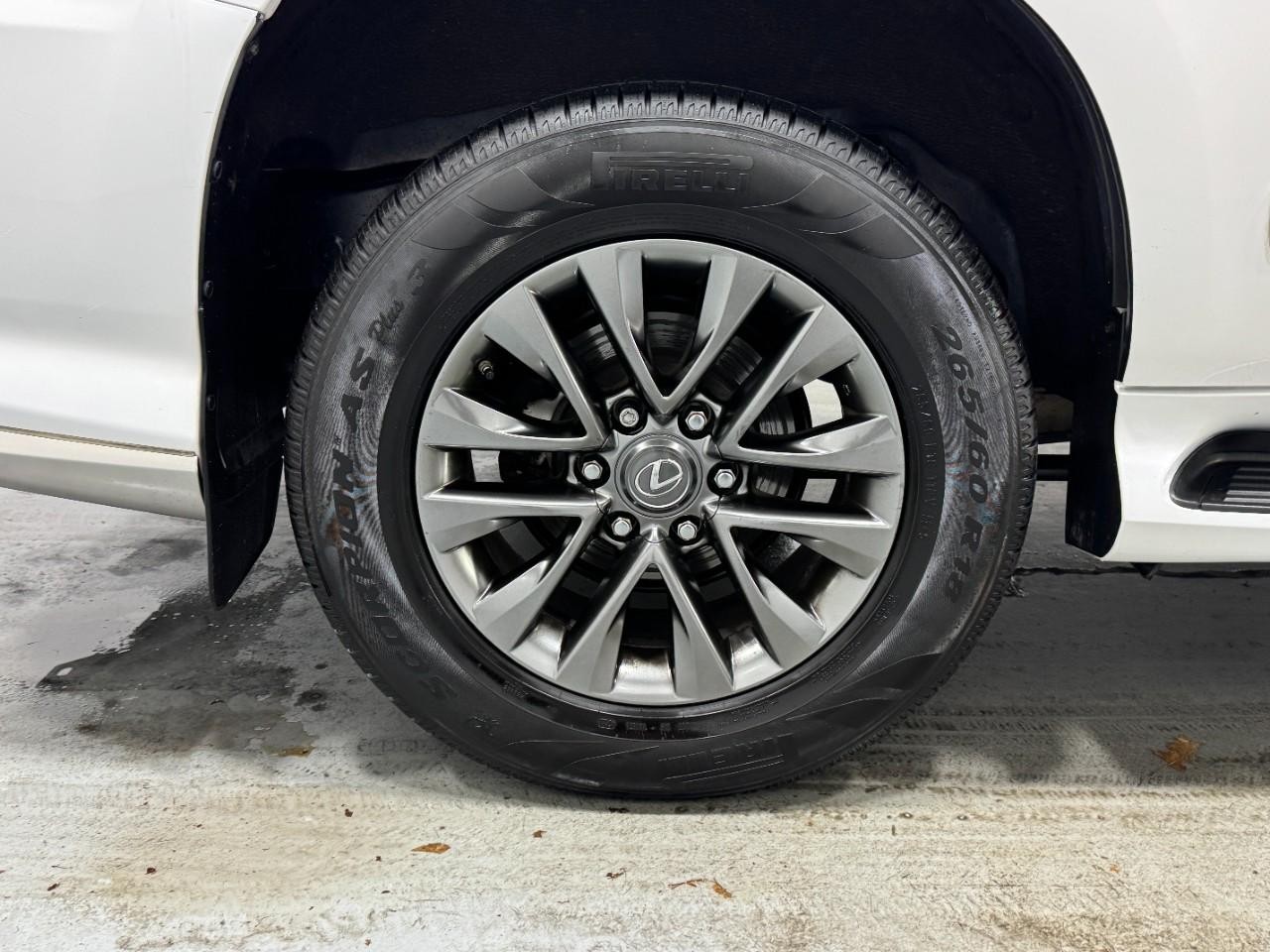 Lexus GX Vehicle Full-screen Gallery Image 5