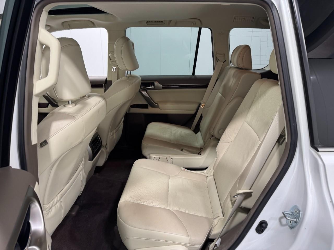 Lexus GX Vehicle Full-screen Gallery Image 8