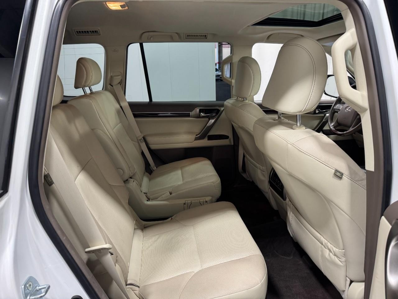 Lexus GX Vehicle Full-screen Gallery Image 10