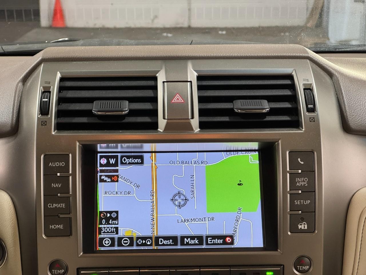 Lexus GX Vehicle Full-screen Gallery Image 15