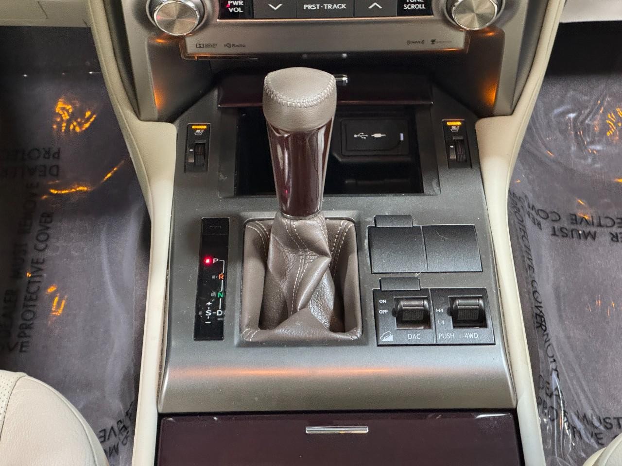 Lexus GX Vehicle Full-screen Gallery Image 17