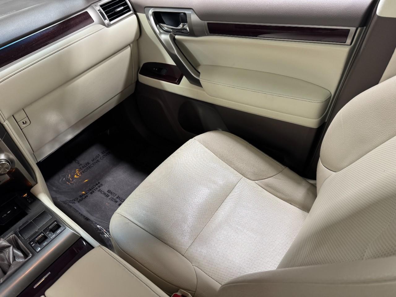 Lexus GX Vehicle Full-screen Gallery Image 18