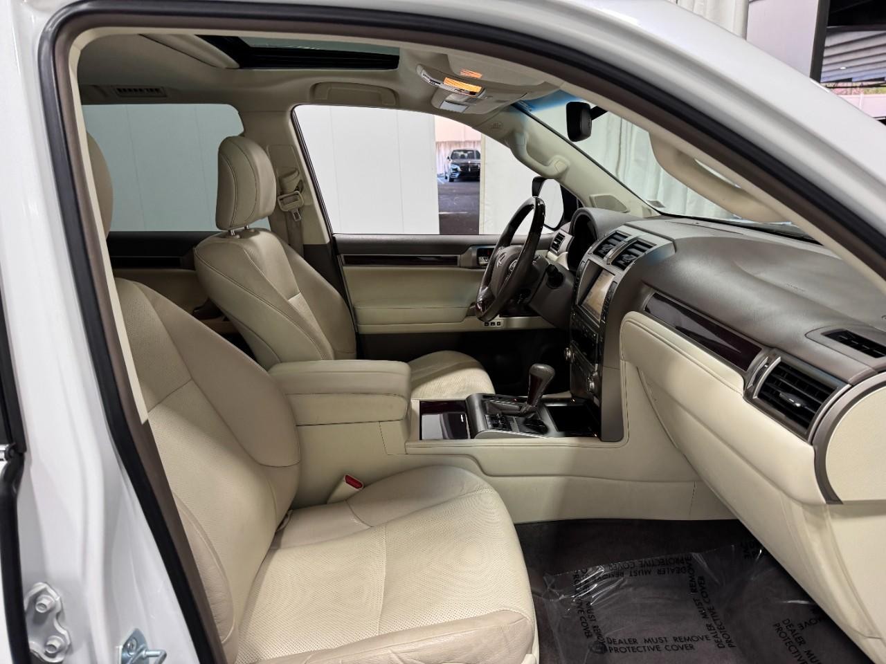 Lexus GX Vehicle Full-screen Gallery Image 19