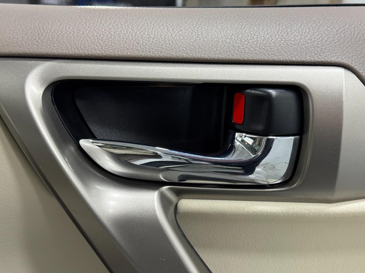 Lexus GX Vehicle Full-screen Gallery Image 22