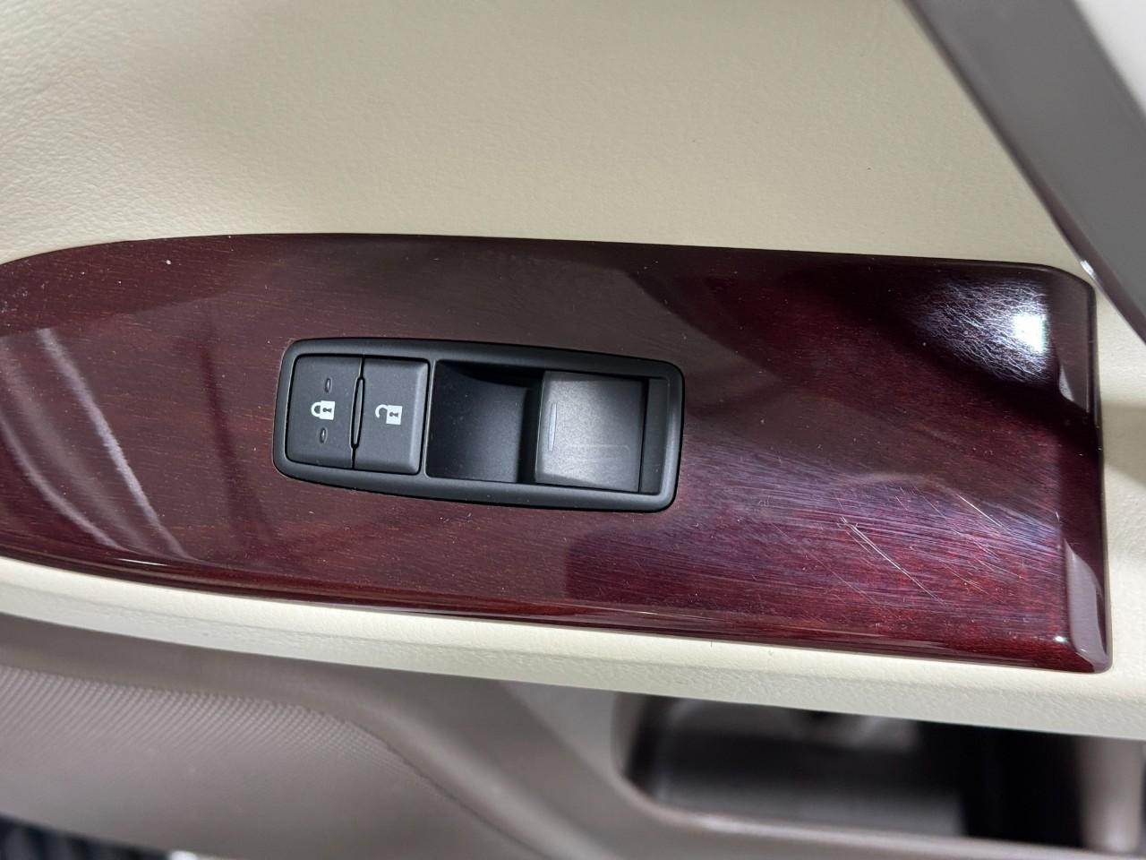 Lexus GX Vehicle Full-screen Gallery Image 23