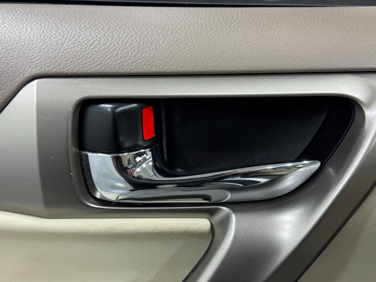 Lexus GX Vehicle Full-screen Gallery Image 24