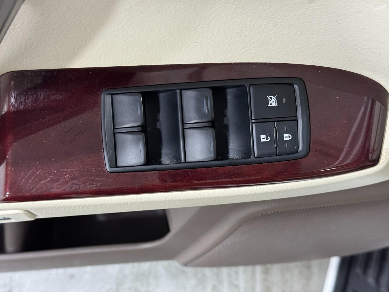 Lexus GX Vehicle Full-screen Gallery Image 25