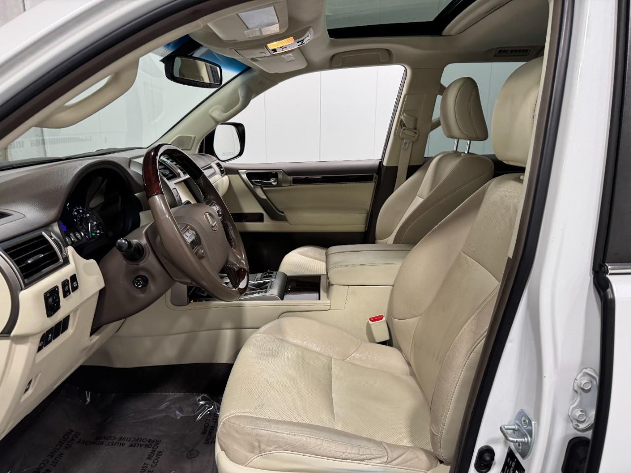 Lexus GX Vehicle Full-screen Gallery Image 27