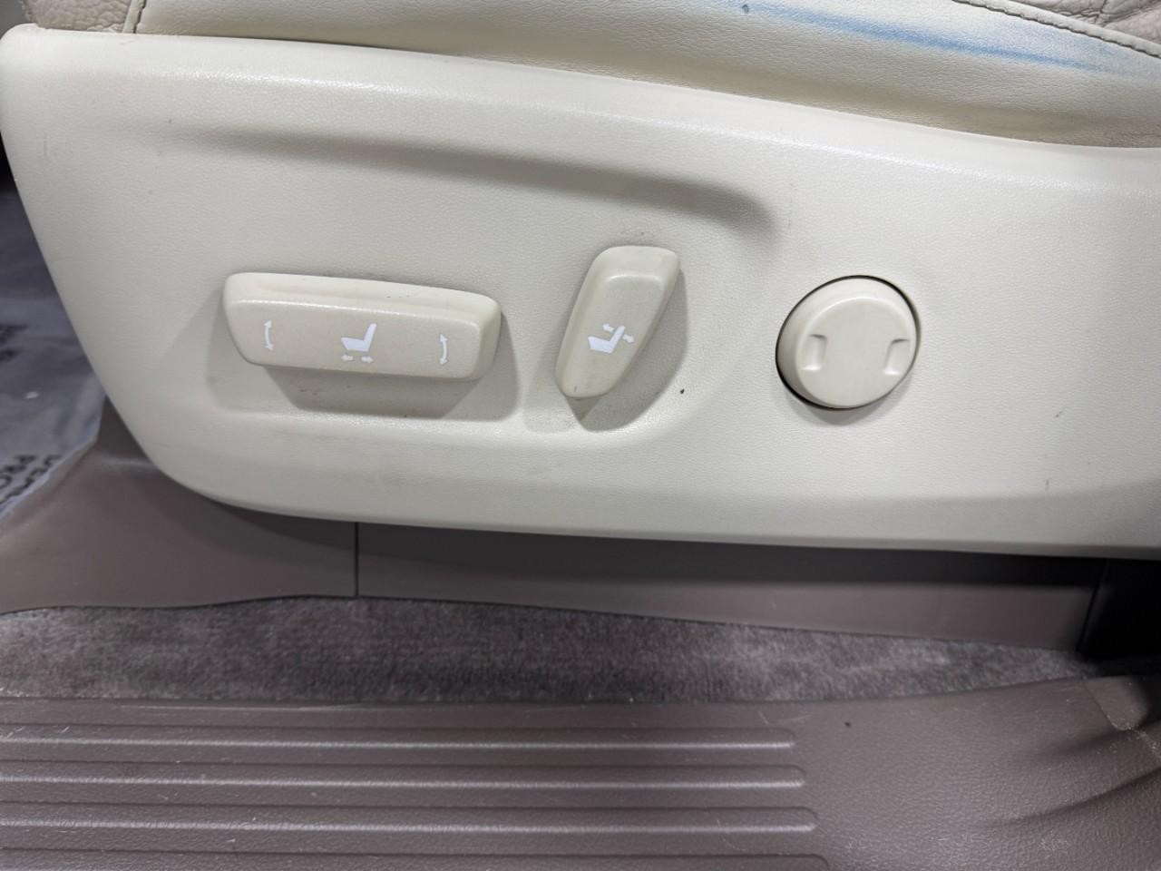 Lexus GX Vehicle Full-screen Gallery Image 29