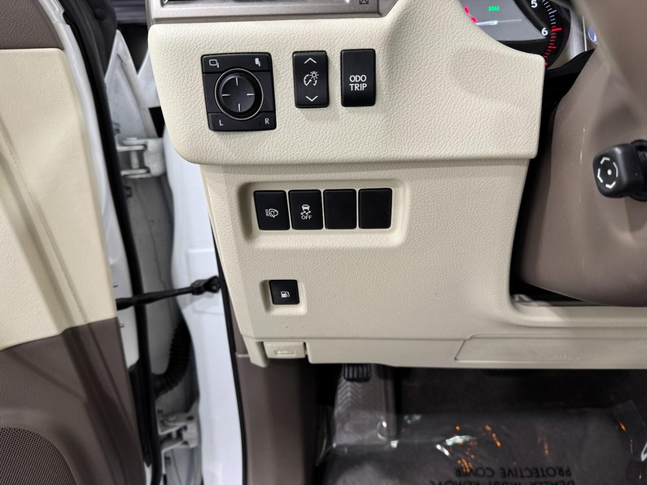 Lexus GX Vehicle Full-screen Gallery Image 30