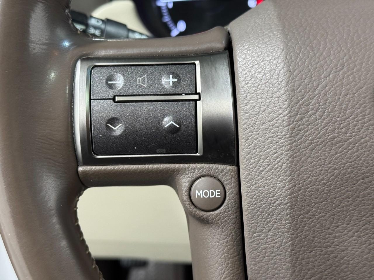 Lexus GX Vehicle Full-screen Gallery Image 31