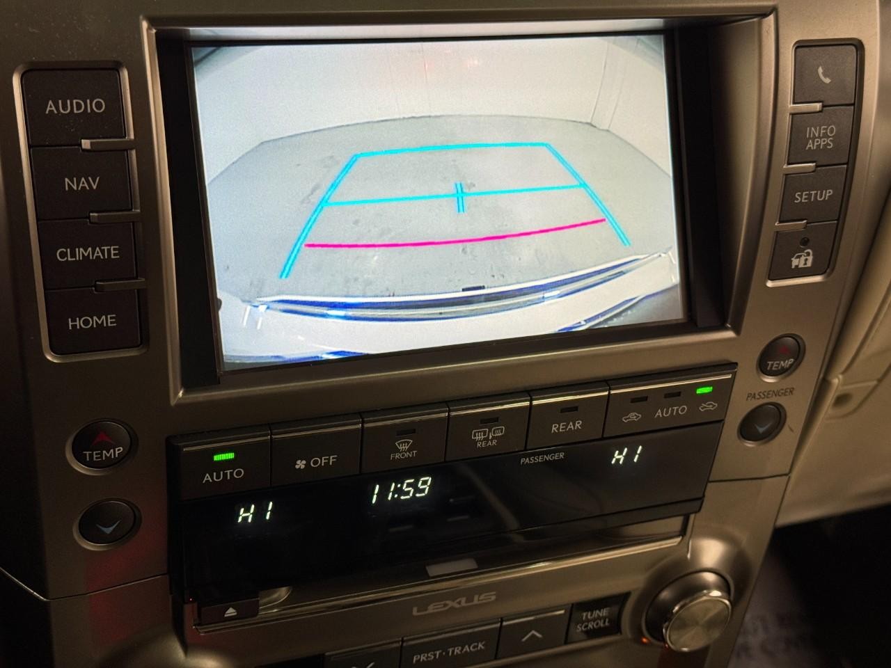 Lexus GX Vehicle Full-screen Gallery Image 35