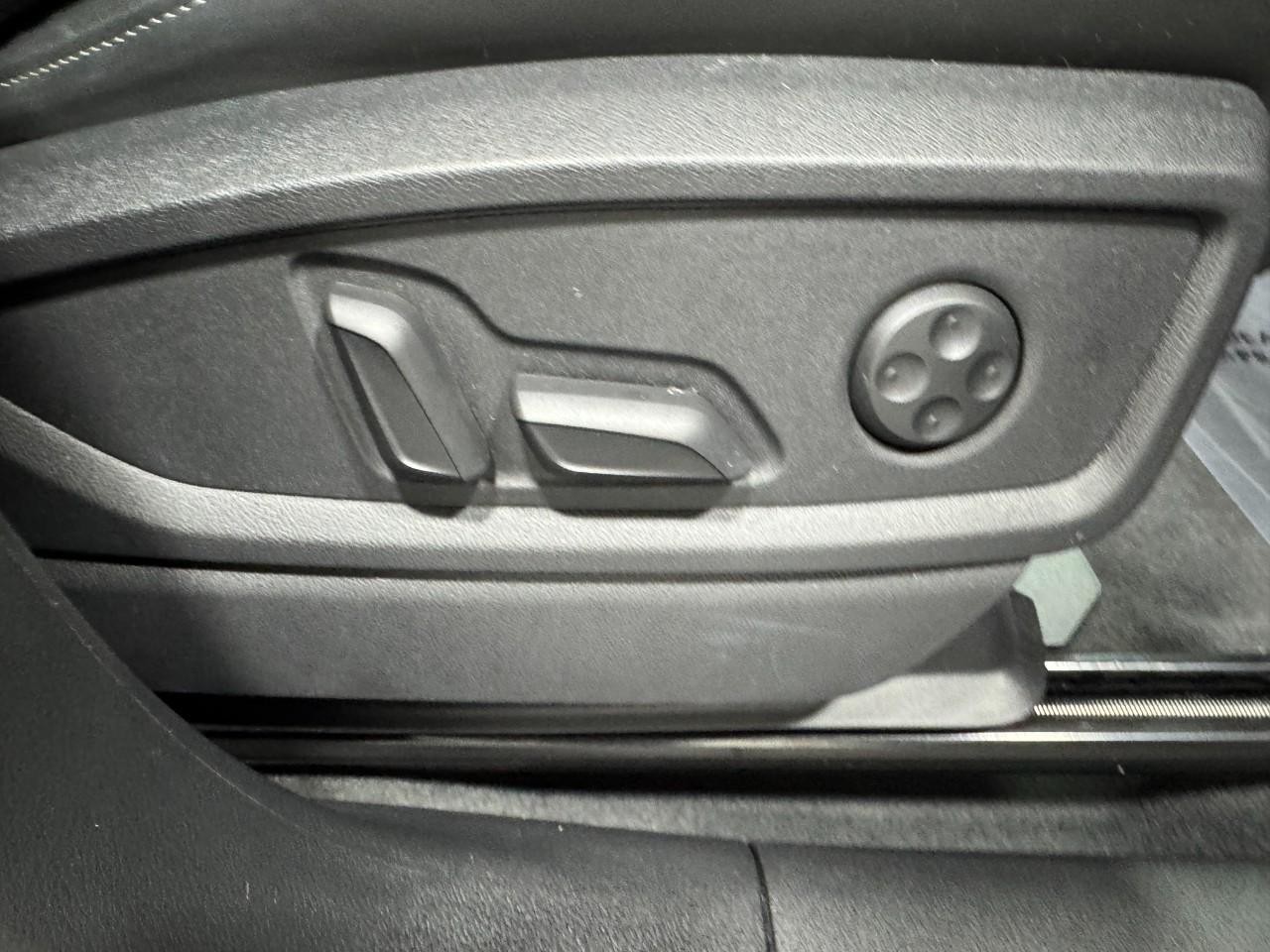 Audi SQ5 Vehicle Full-screen Gallery Image 21