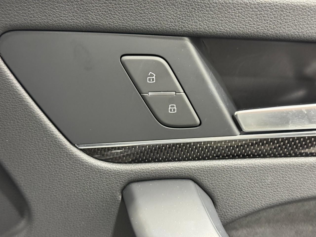 Audi SQ5 Vehicle Full-screen Gallery Image 22