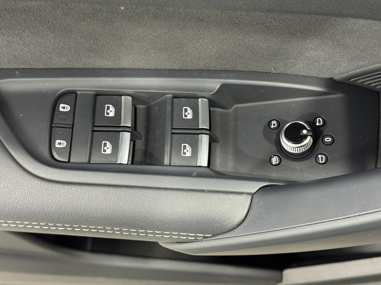 Audi SQ5 Vehicle Full-screen Gallery Image 25