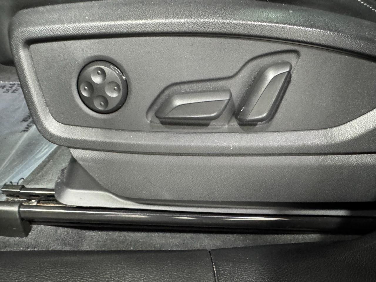 Audi SQ5 Vehicle Full-screen Gallery Image 30