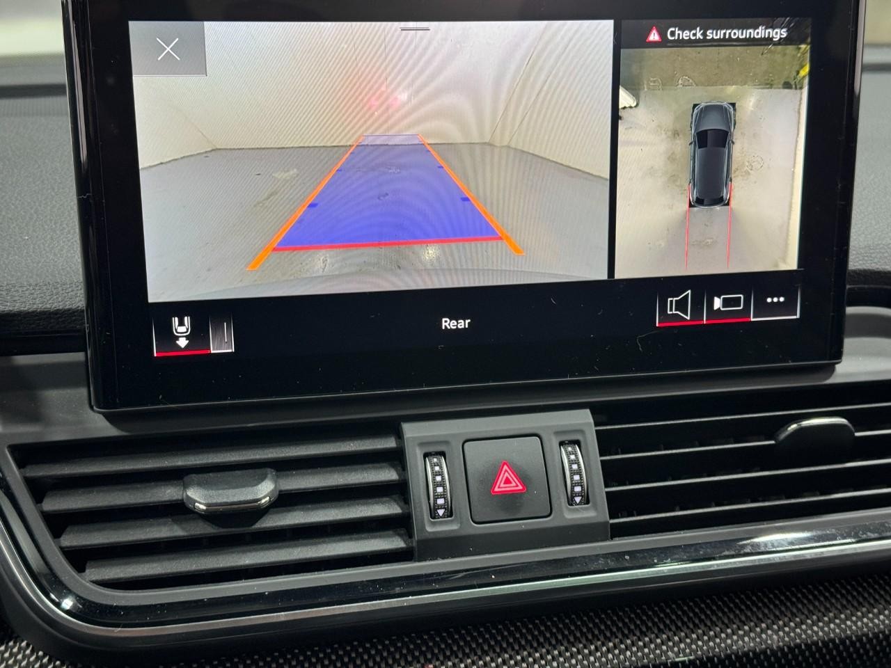 Audi SQ5 Vehicle Full-screen Gallery Image 36