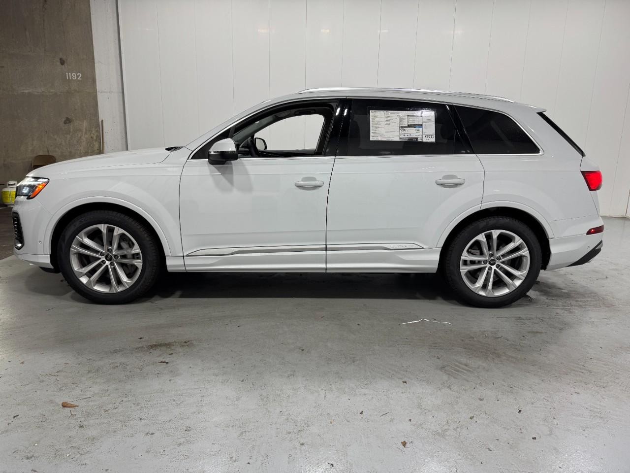 Audi Q7 Vehicle Full-screen Gallery Image 2