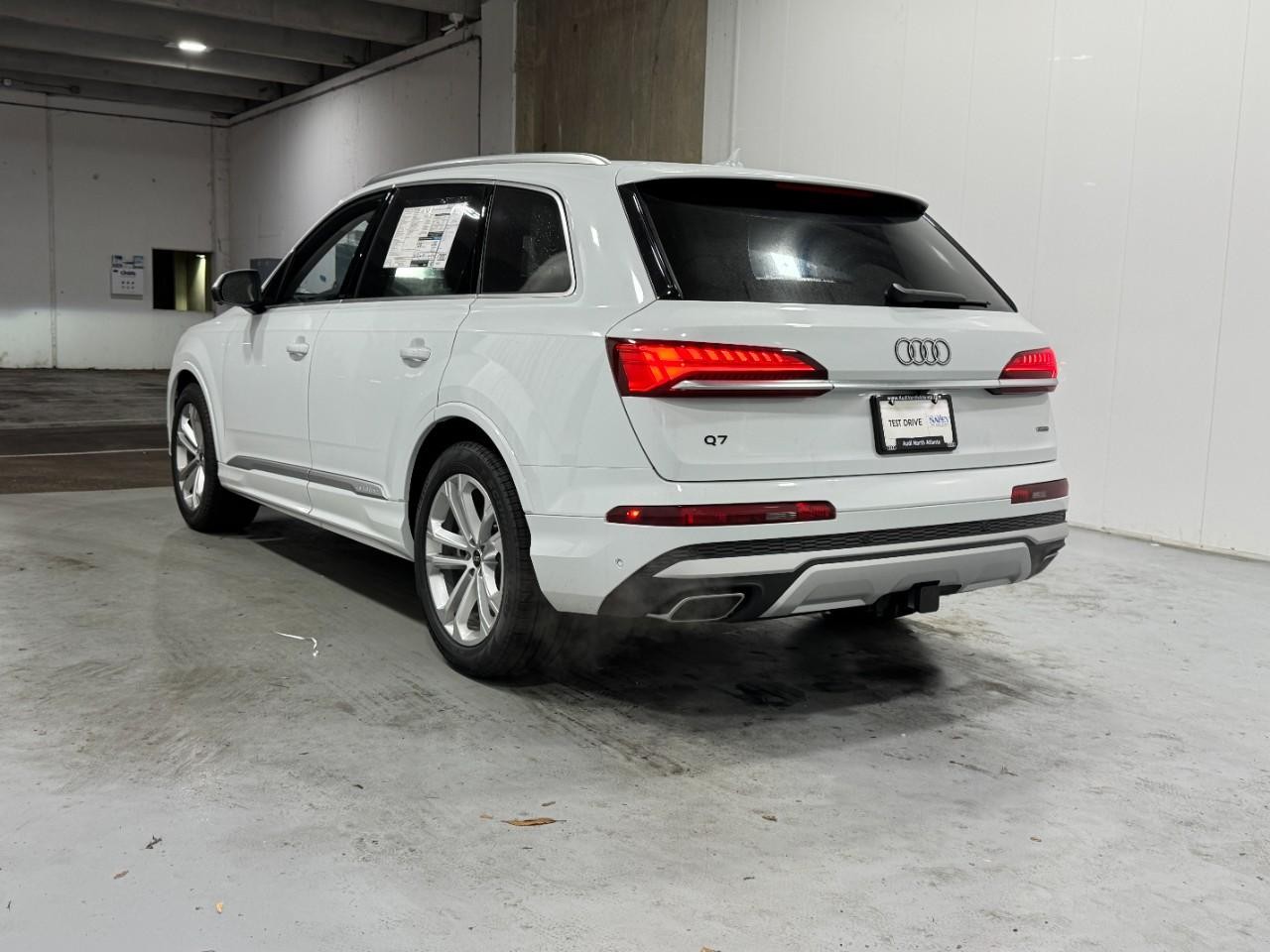Audi Q7 Vehicle Full-screen Gallery Image 3