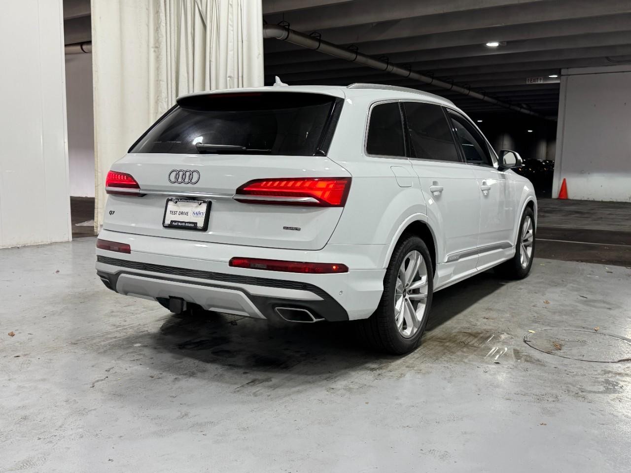 Audi Q7 Vehicle Full-screen Gallery Image 4