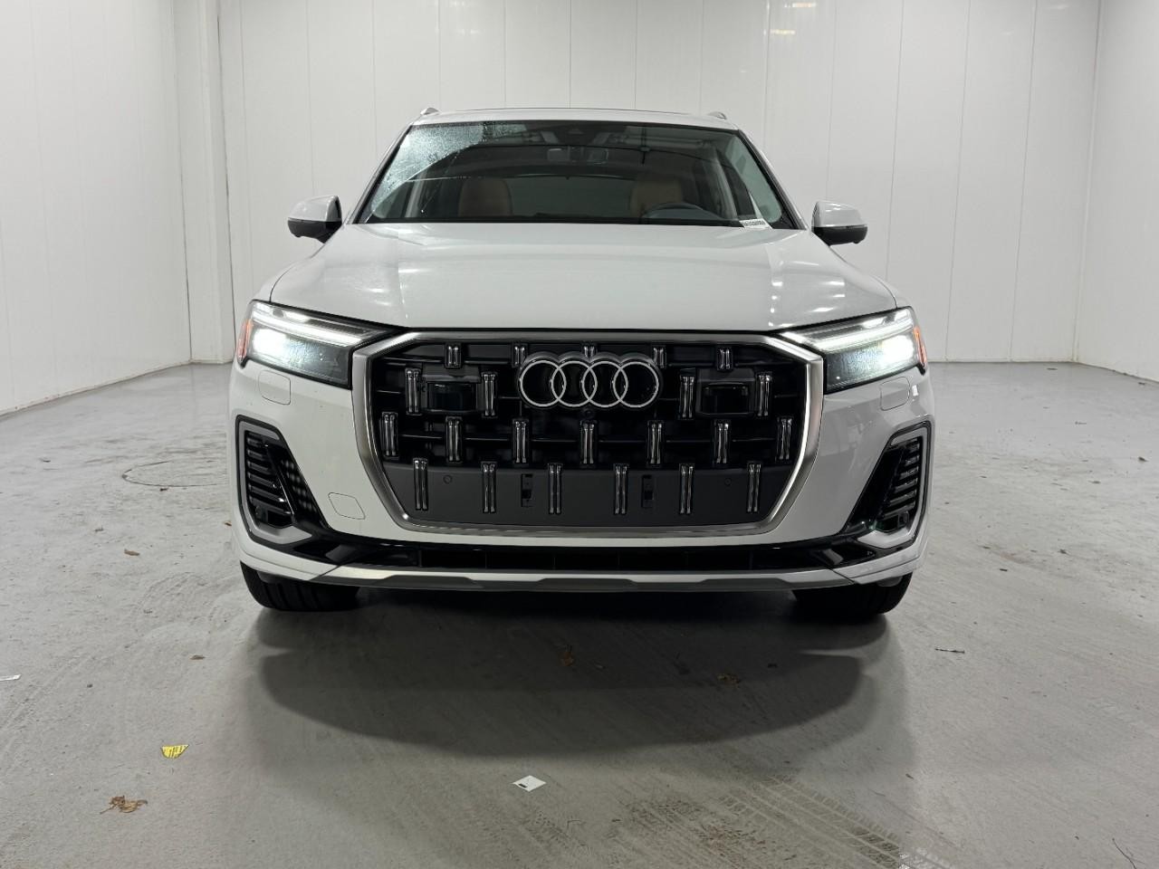 Audi Q7 Vehicle Full-screen Gallery Image 7