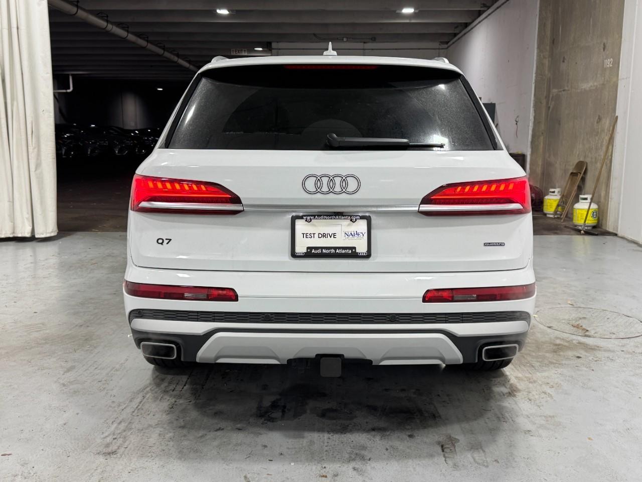 Audi Q7 Vehicle Full-screen Gallery Image 9