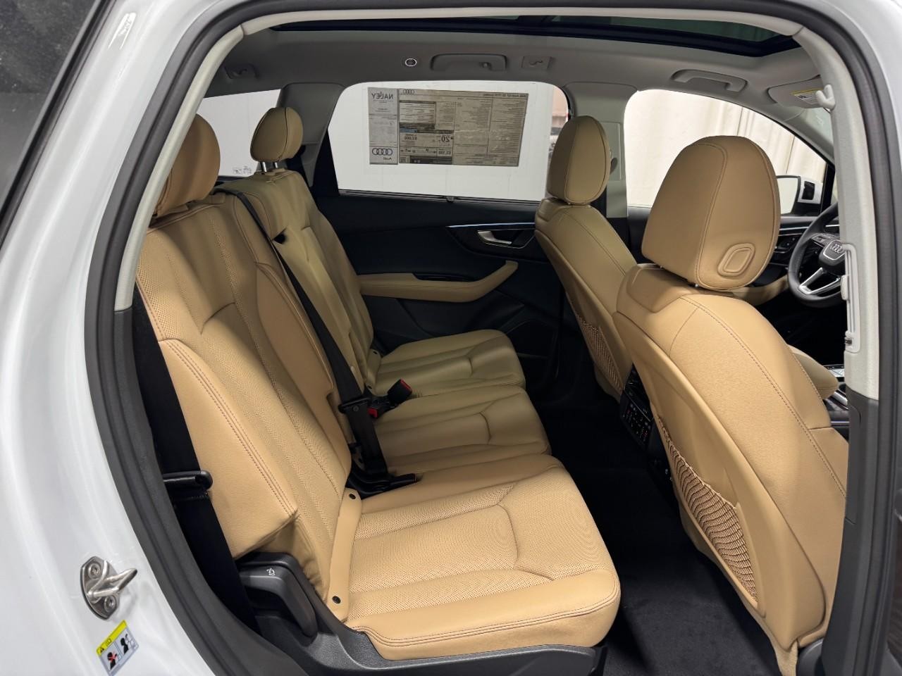 Audi Q7 Vehicle Full-screen Gallery Image 10