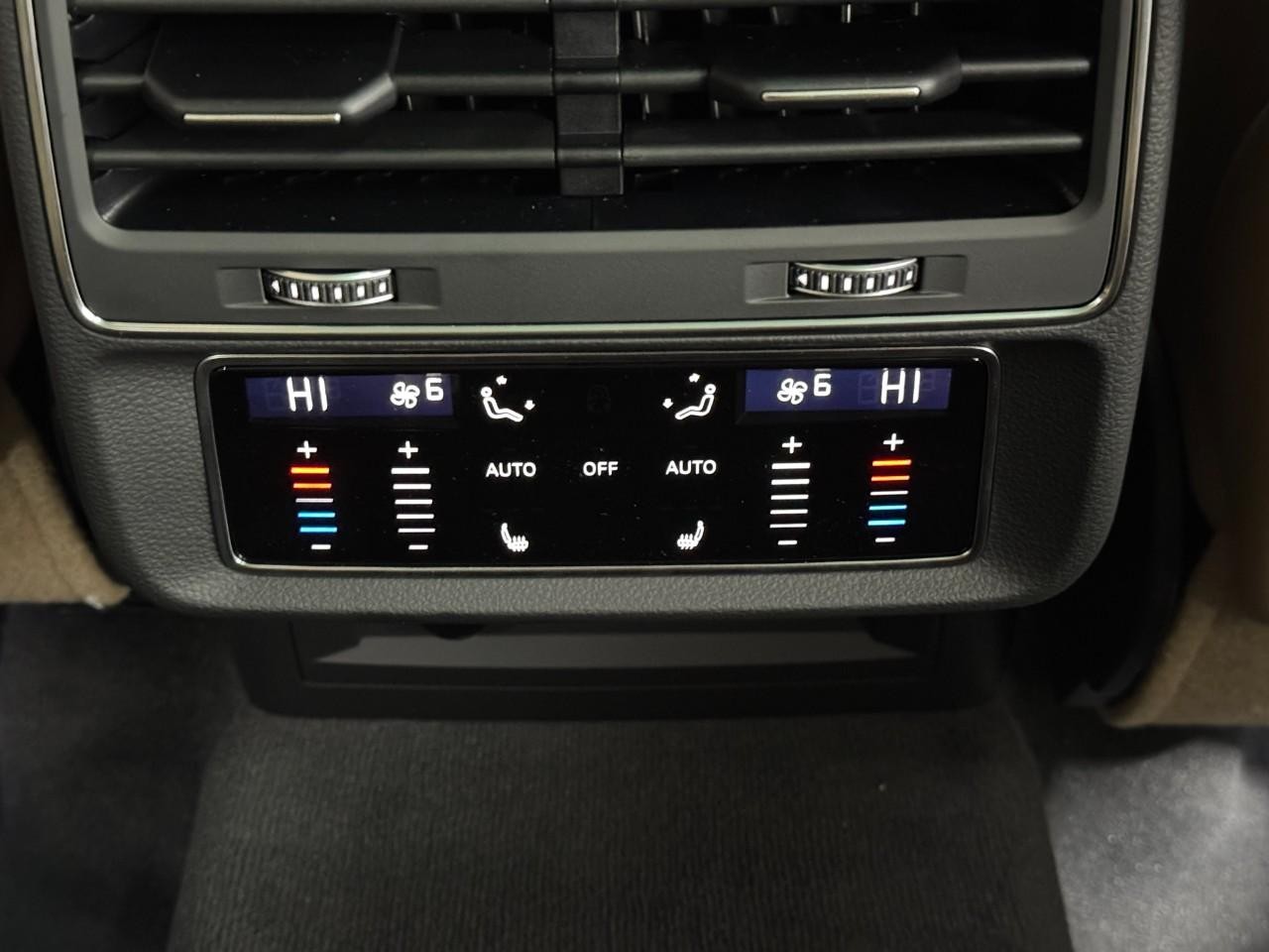 Audi Q7 Vehicle Full-screen Gallery Image 11