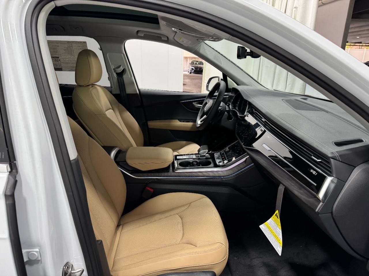 Audi Q7 Vehicle Full-screen Gallery Image 20