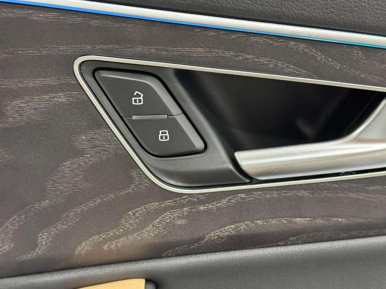 Audi Q7 Vehicle Full-screen Gallery Image 23